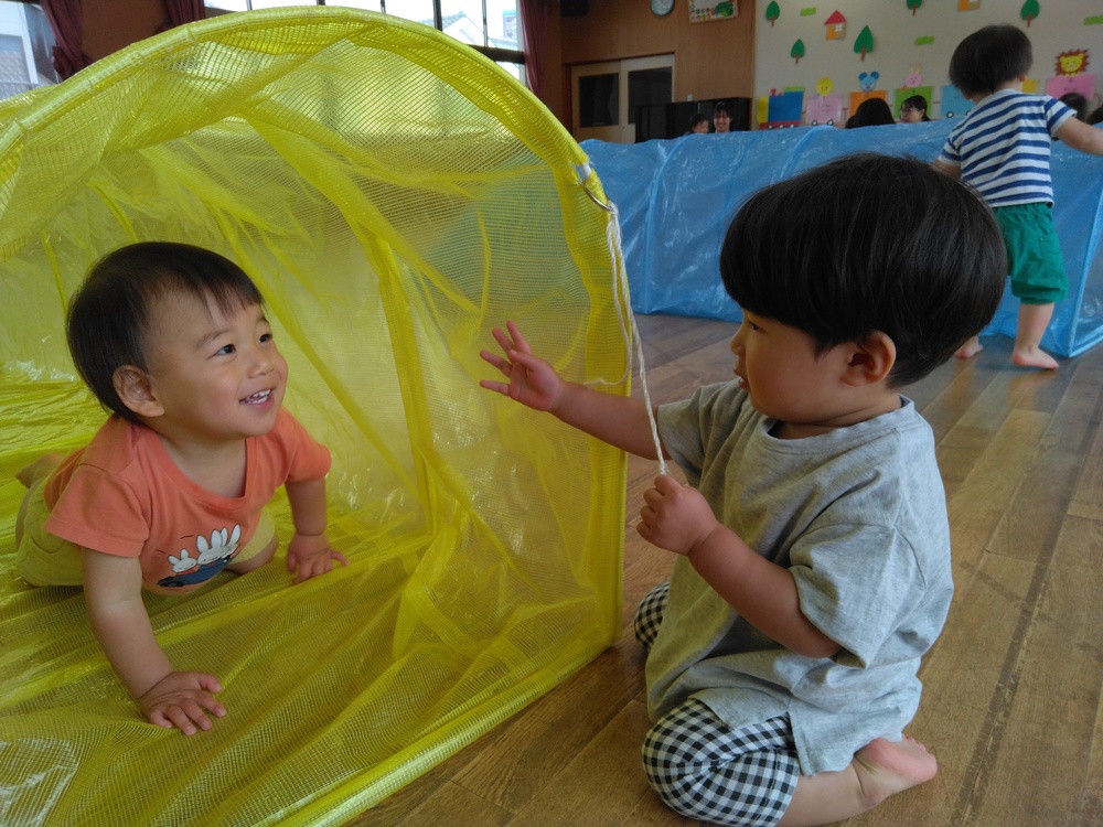 遊戯室で遊ぶ子ども (5)