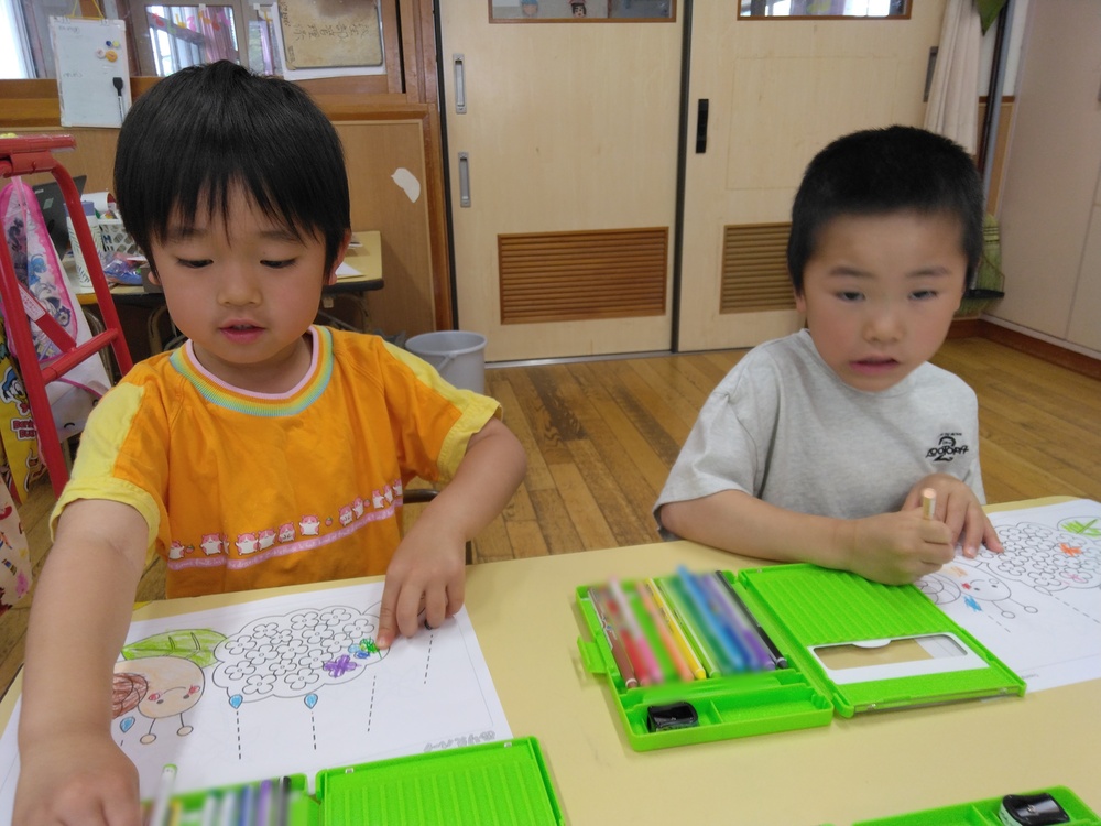 ぬりえをしている様子1