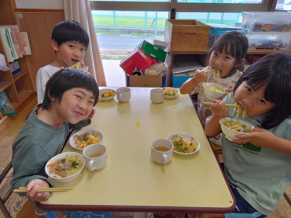 ラーメンを食べている様子