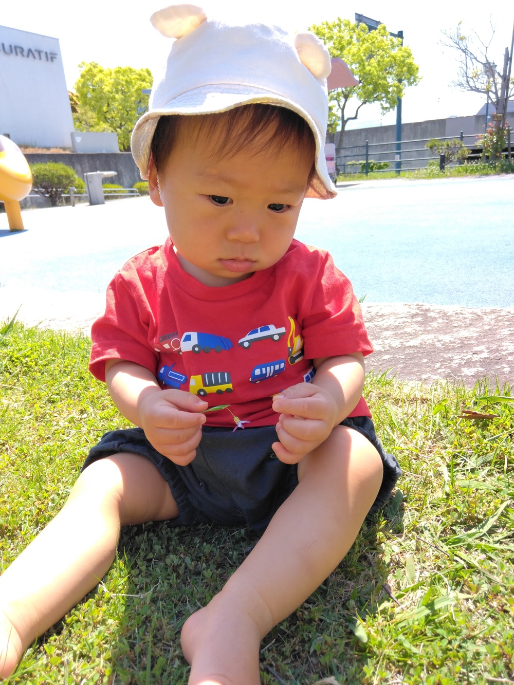お花を持つ子ども