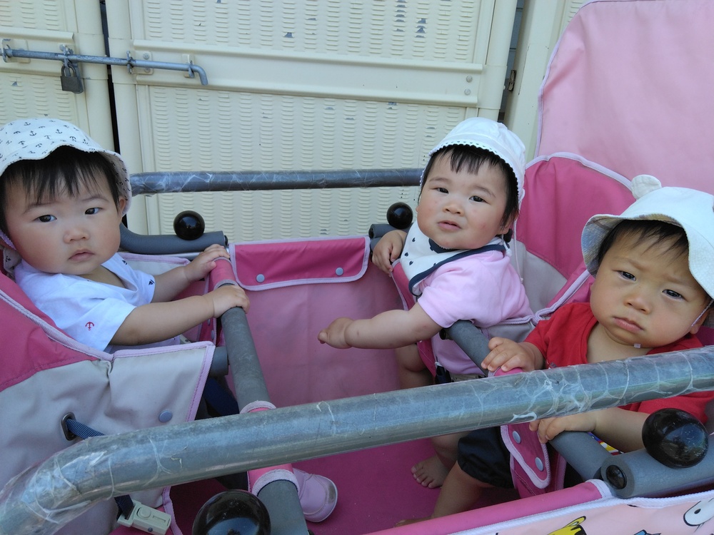 散歩に出かける子ども
