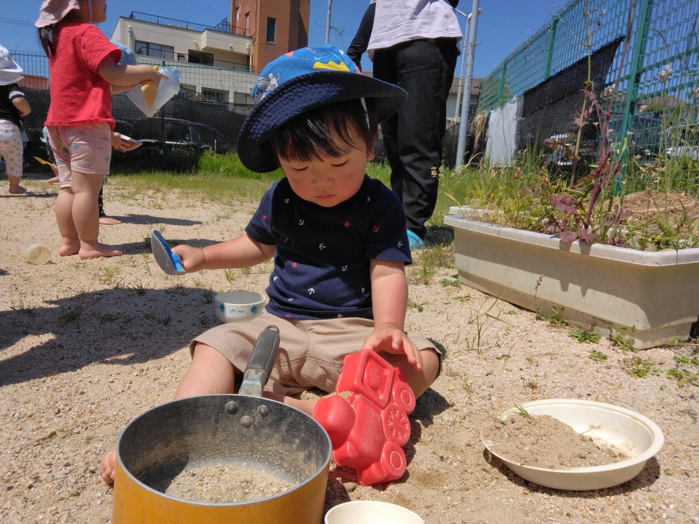 園庭で遊ぶ子ども (1)
