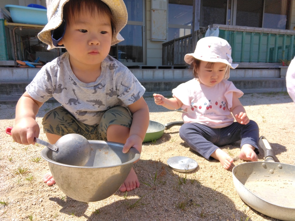 園庭で遊ぶ子ども (2)
