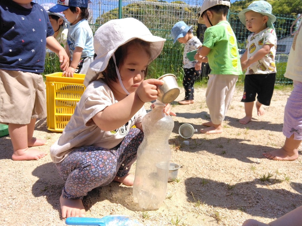 園庭で遊ぶ子ども (4)