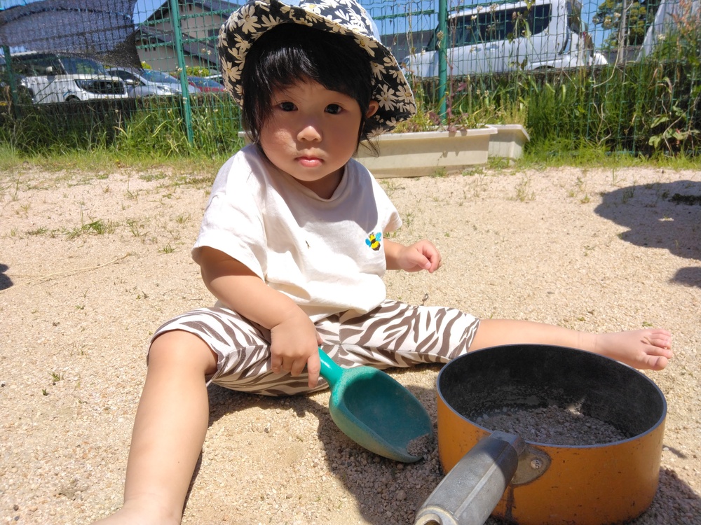 園庭で遊ぶ子ども (5)