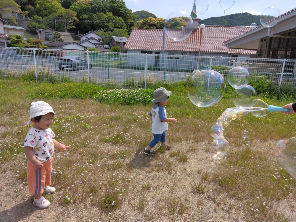 シャボン玉で遊ぶ子ども (2)