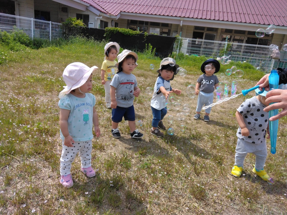 シャボン玉で遊ぶ子ども (3)