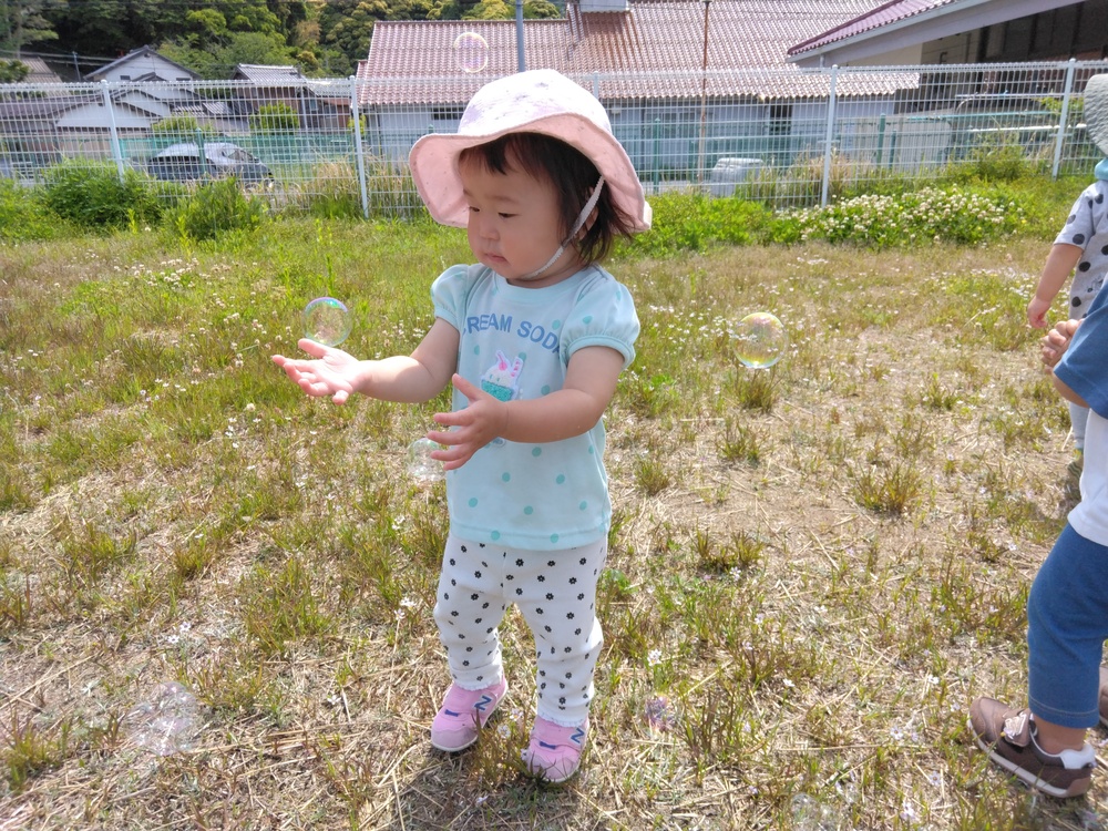 シャボン玉で遊ぶ子ども (4)