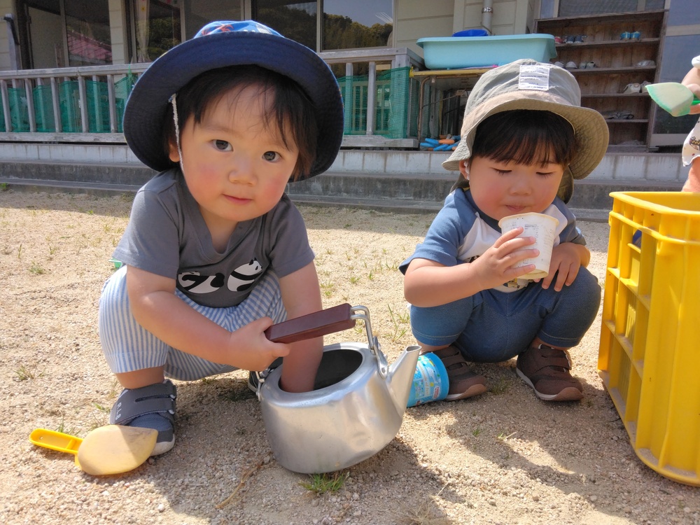 園庭で遊ぶ子ども