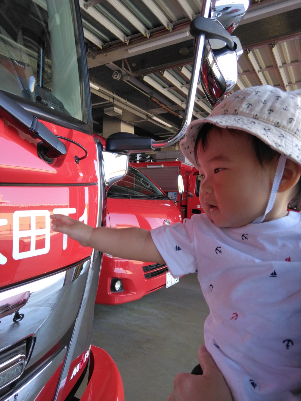 消防車を見る子ども