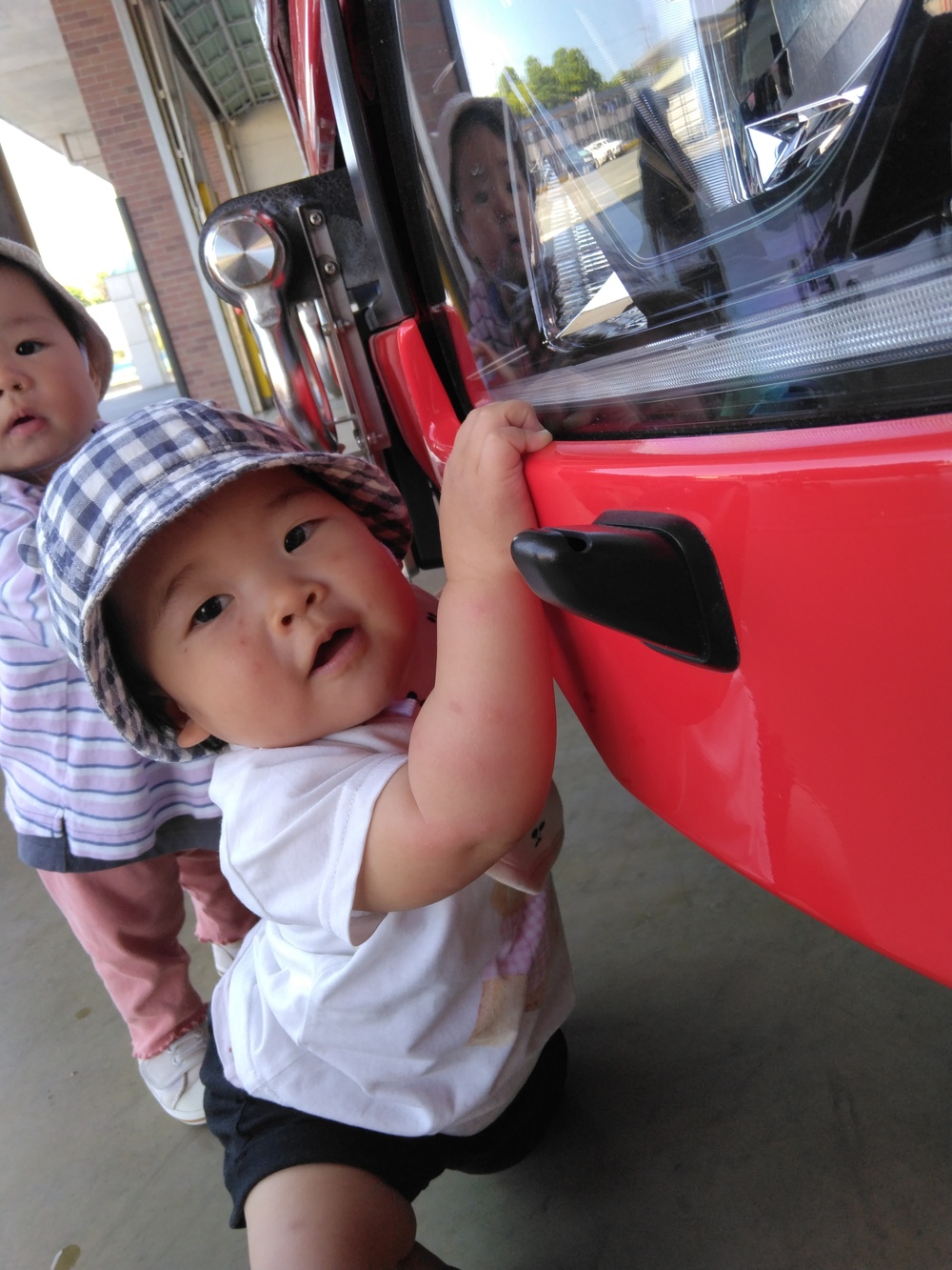 消防車を見る子ども (2)