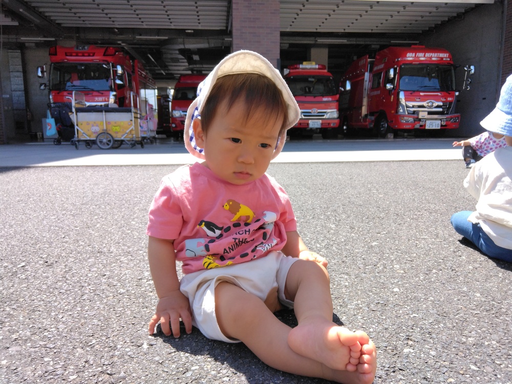 日向ぼっこをする子ども