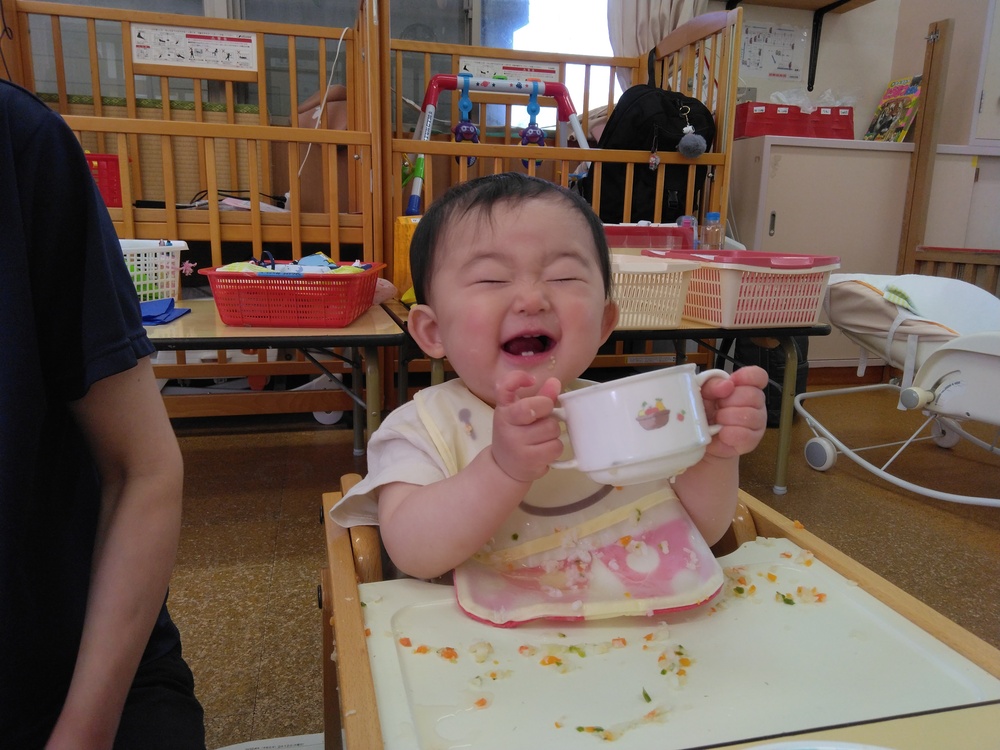 給食を食べる子ども