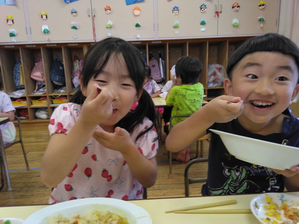 給食を食べている様子1