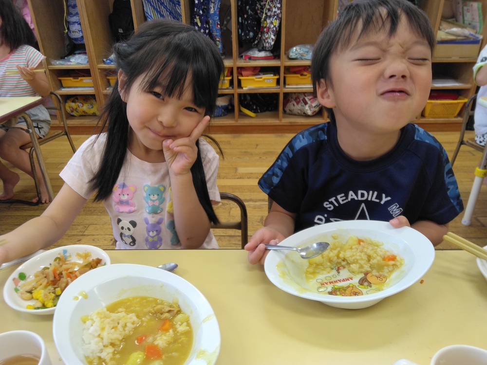 きゅうしょくをたべているようす2