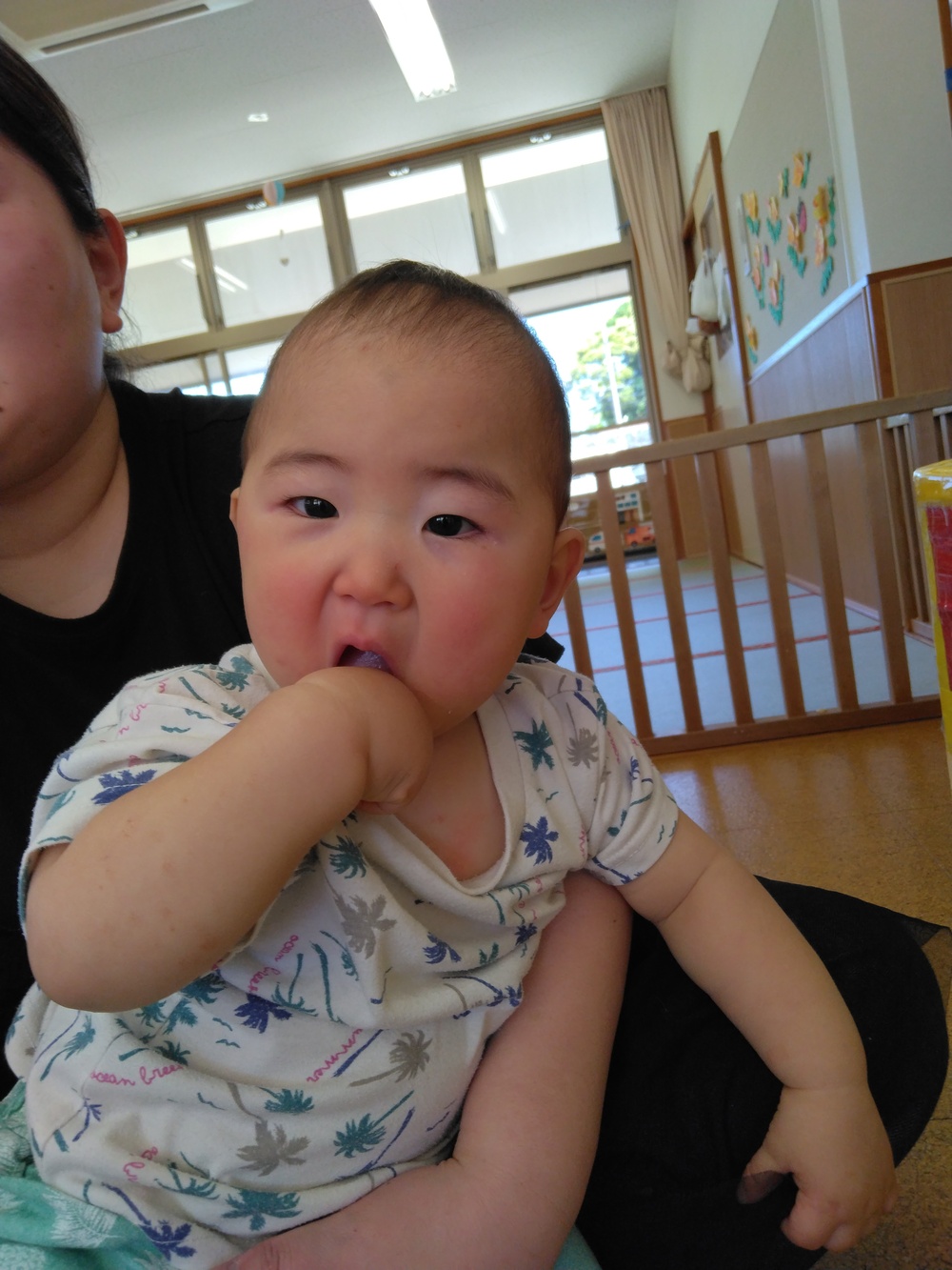 給食を食べている子ども