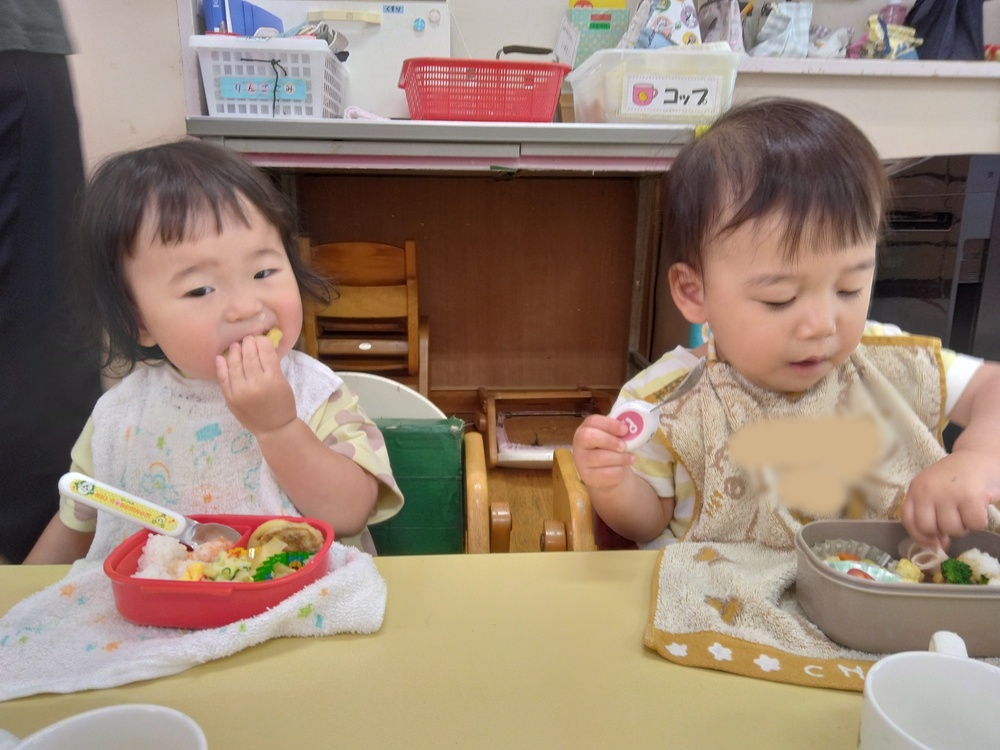 お弁当を食べる子ども (1)