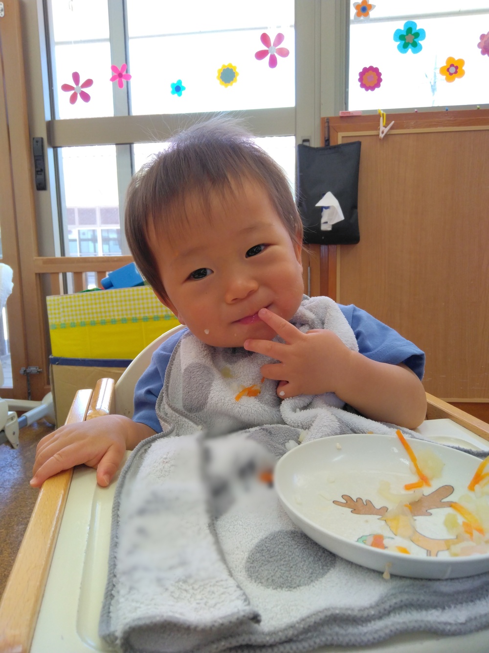 給食を食べている子ども (2)