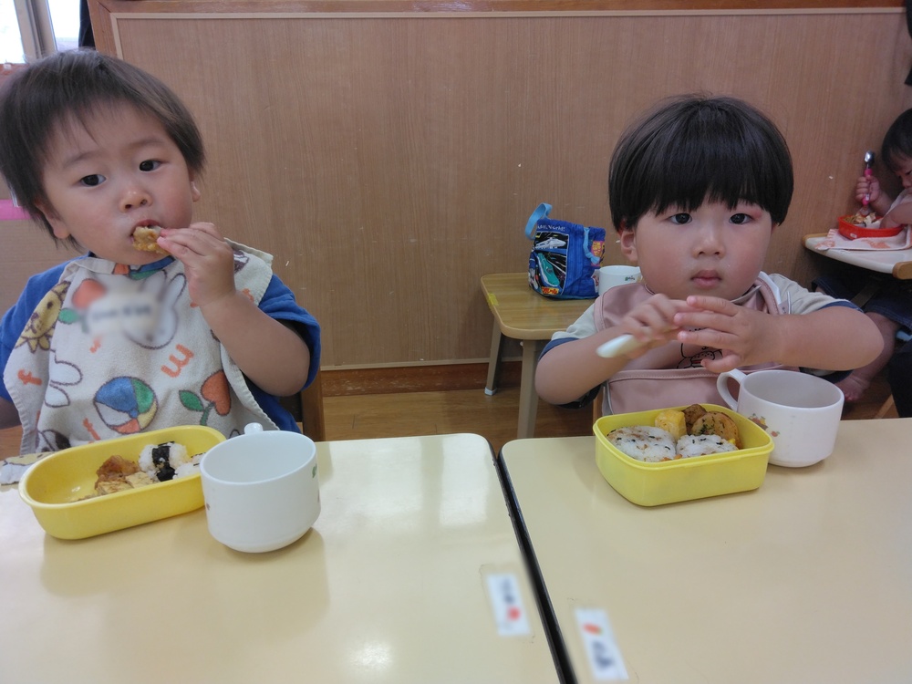 お弁当を食べる子ども (2)