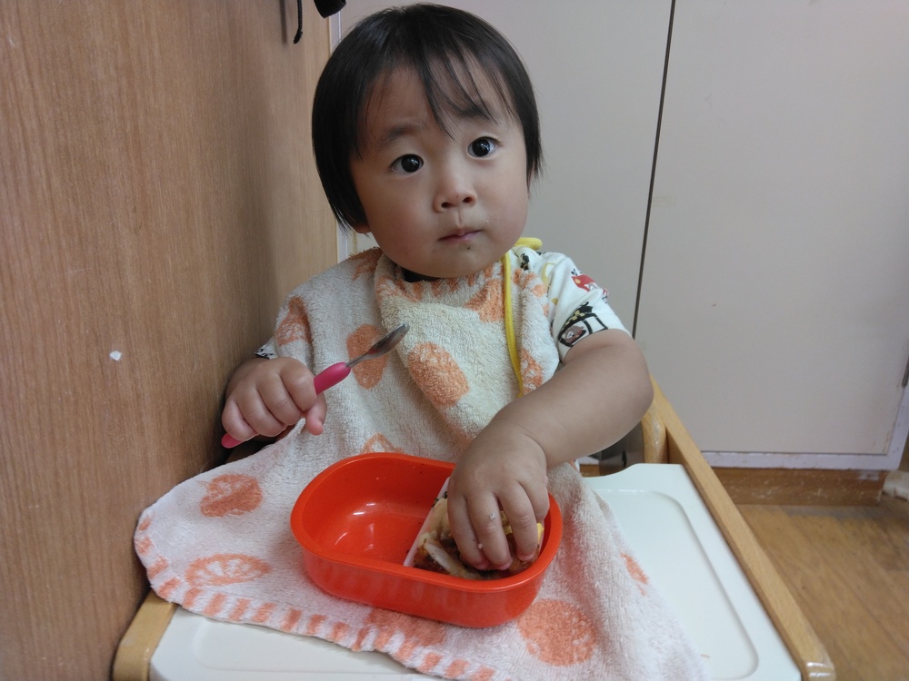 お弁当を食べる子ども (3)
