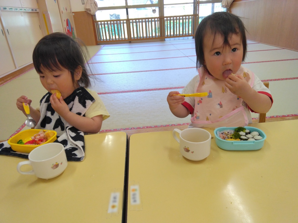 お弁当を食べる子ども (4)
