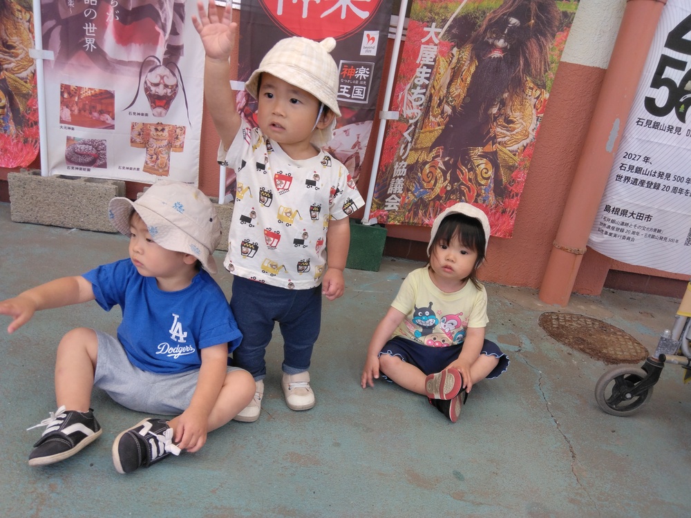 駅で汽車を見る子ども (1)