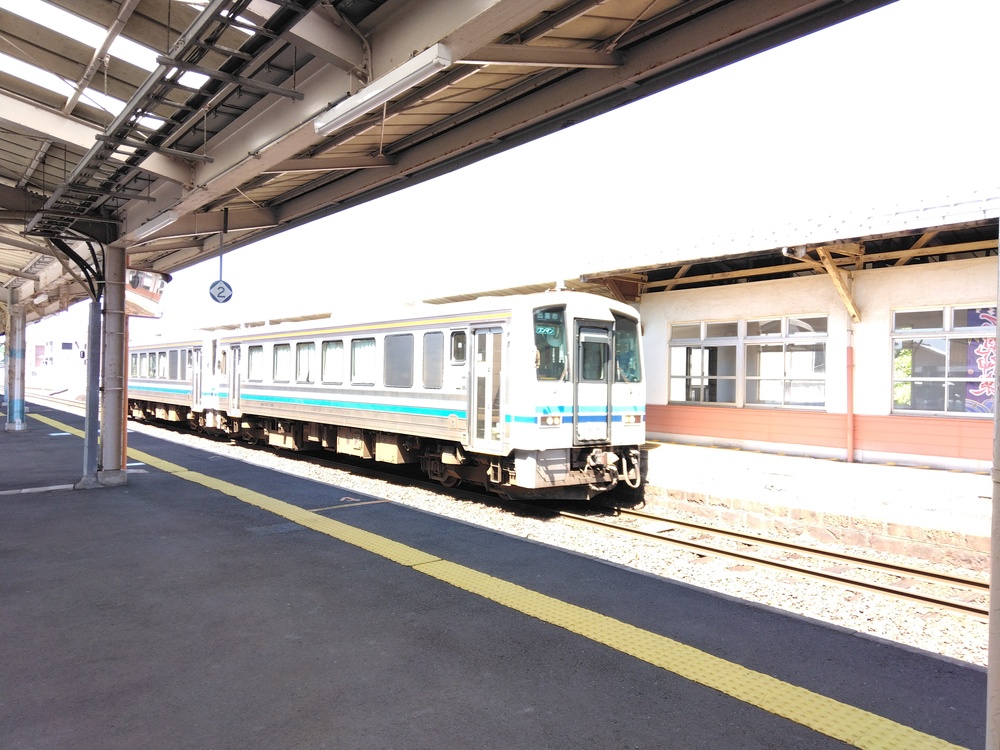 駅で汽車を見る子ども (3)