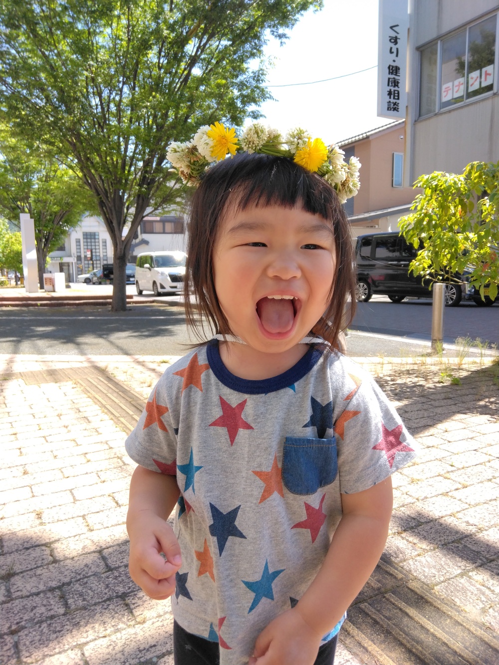 お花の髪飾りを頭にのせている
