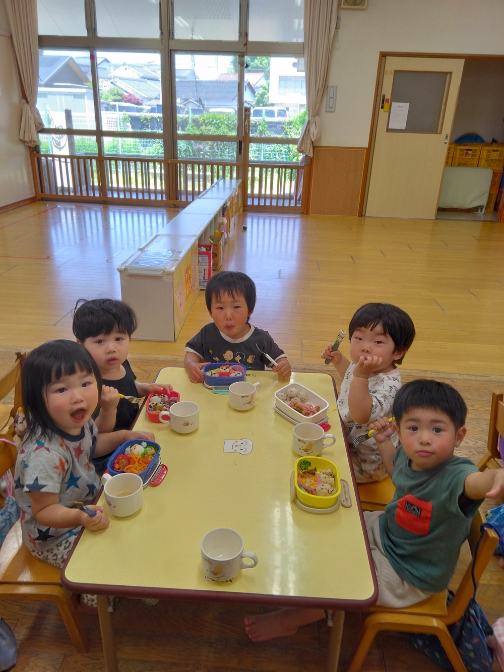 お弁当を食べている様子