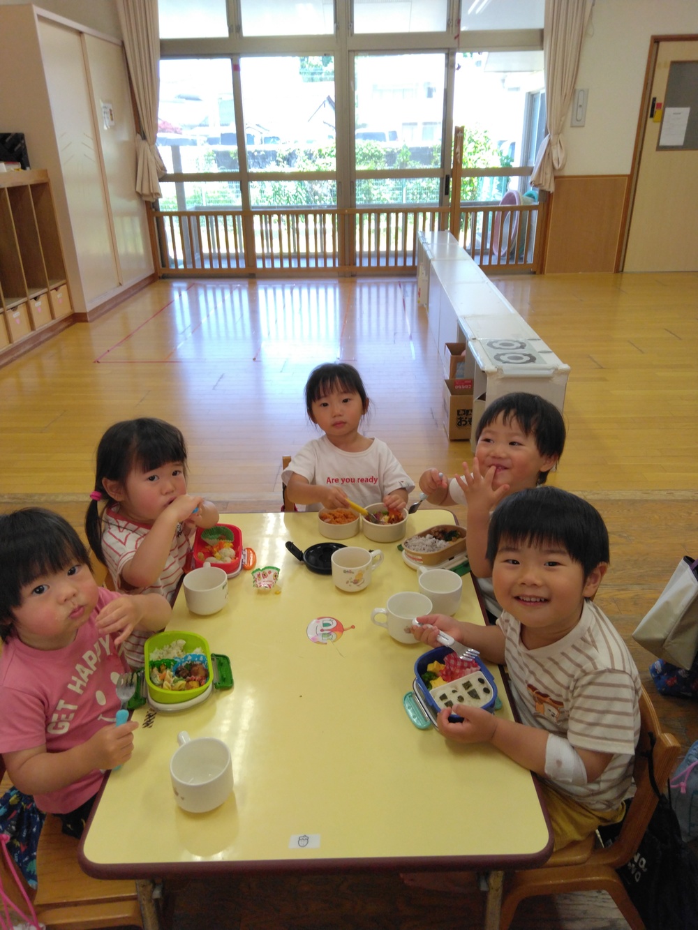 お弁当を食べている様子