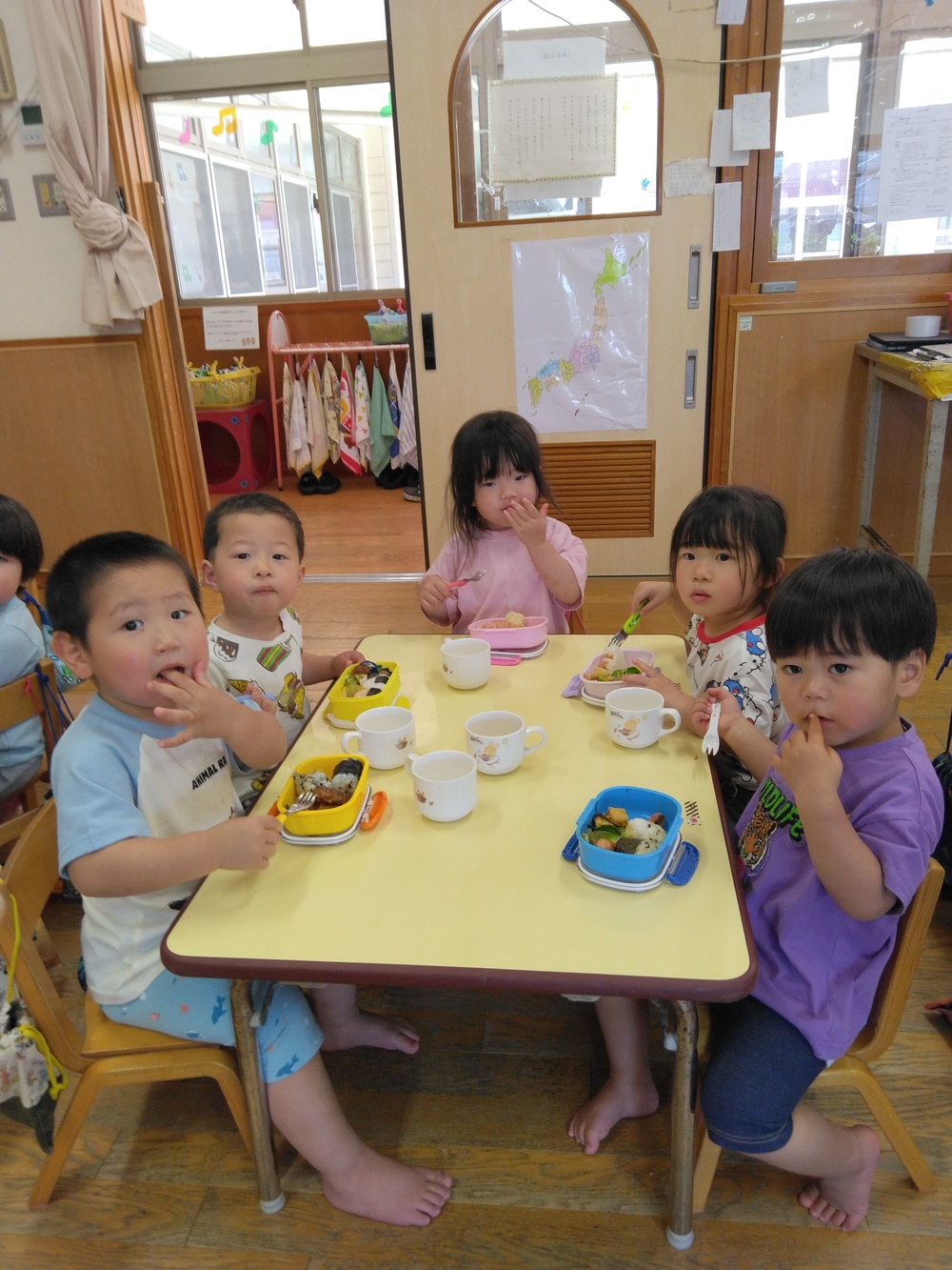 お弁当を食べている様子