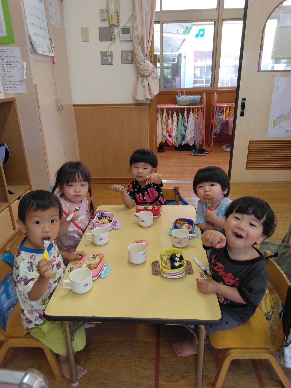 お弁当を食べている様子