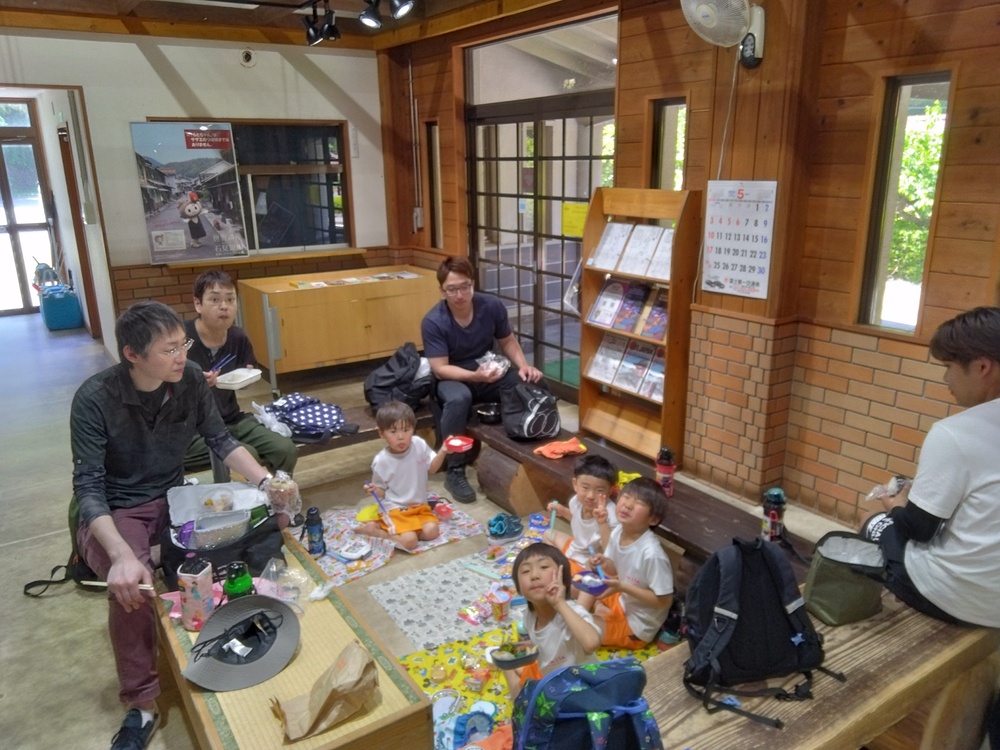 お弁当を食べている様子1
