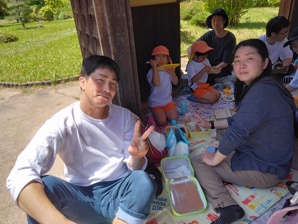 お弁当を食べている様子3