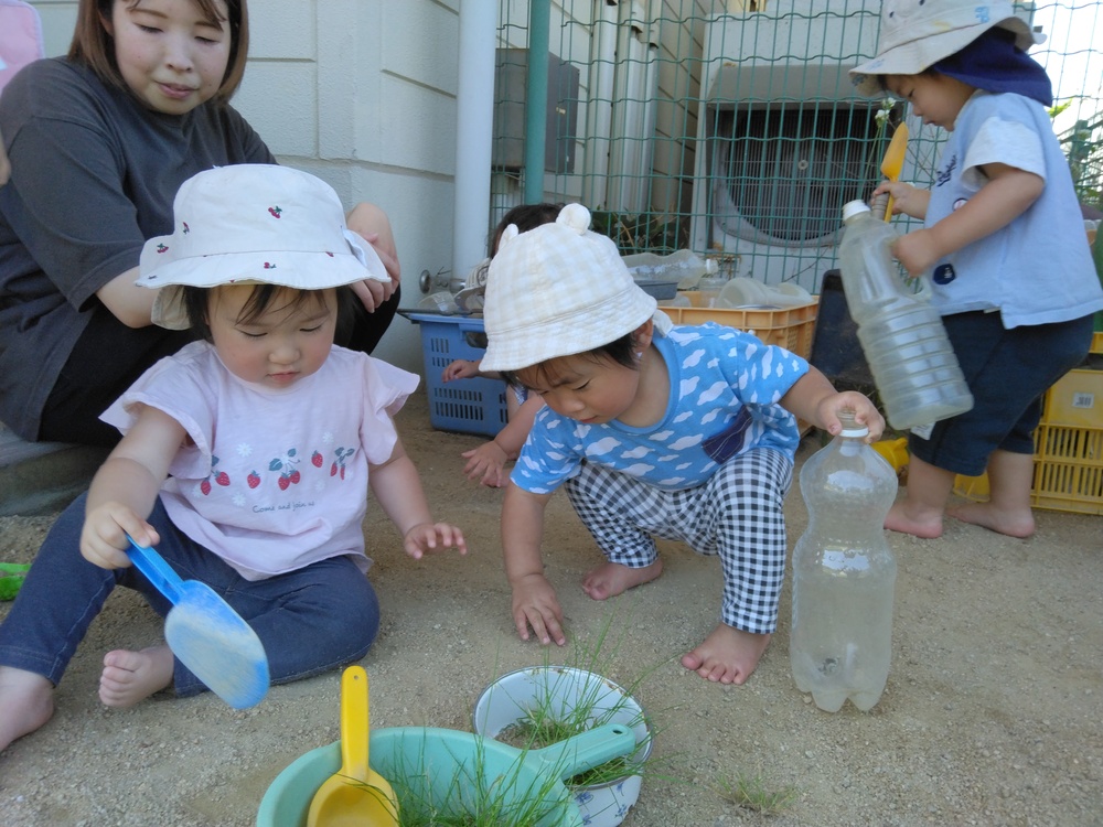 園庭遊びの様子 (1)