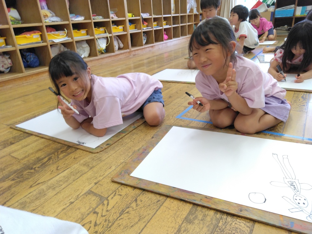 遠足の絵を描いている様子１
