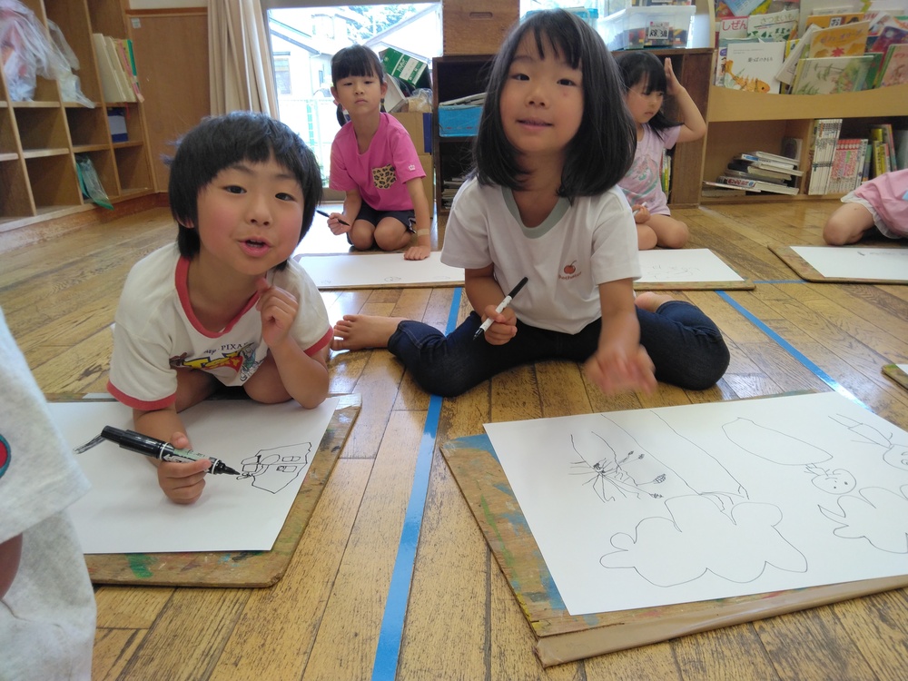 遠足の絵を描いている様子２