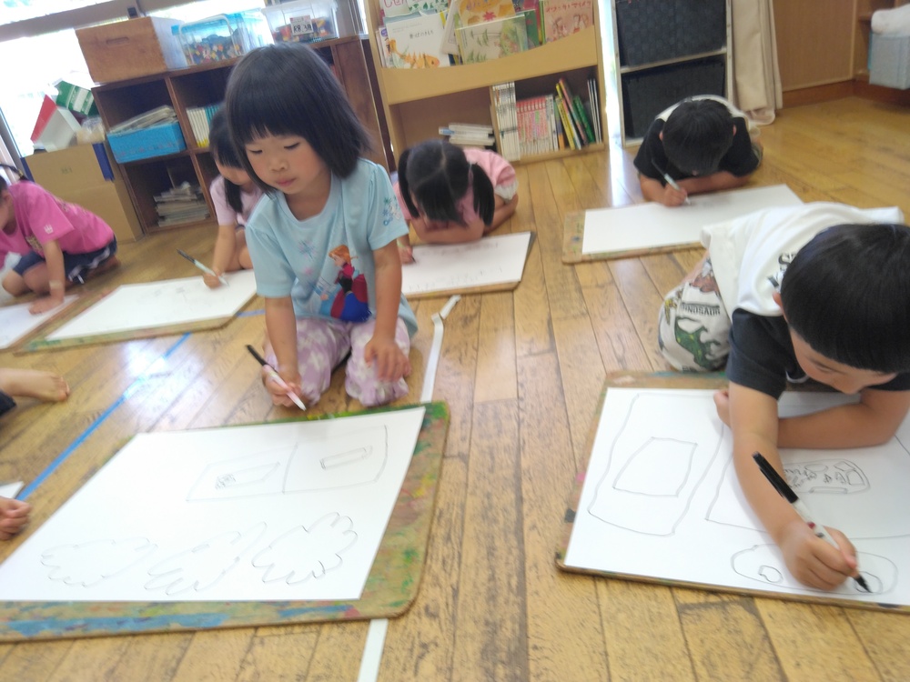 遠足の絵を描いている様子３