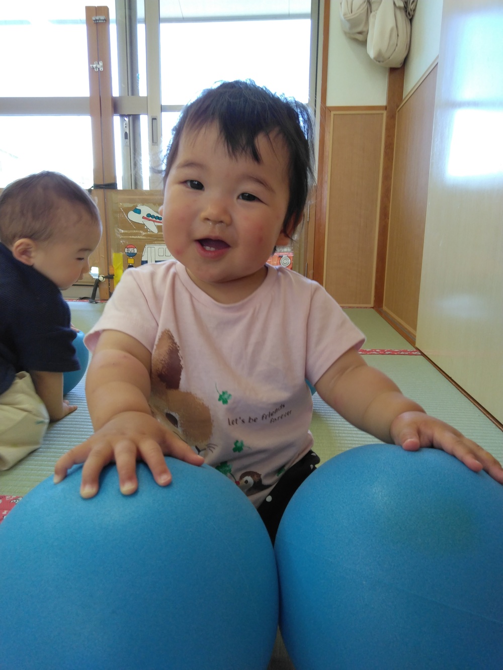 ボールで遊ぶ子ども
