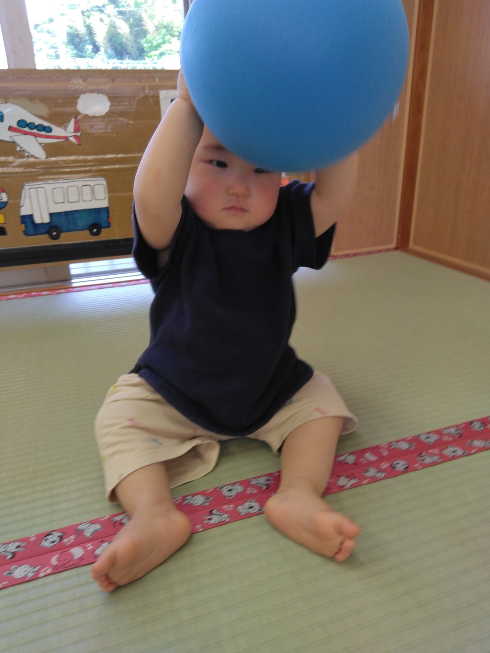 ボールで遊ぶ子ども (3)