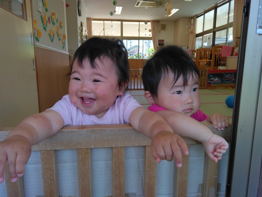 外を眺める子ども