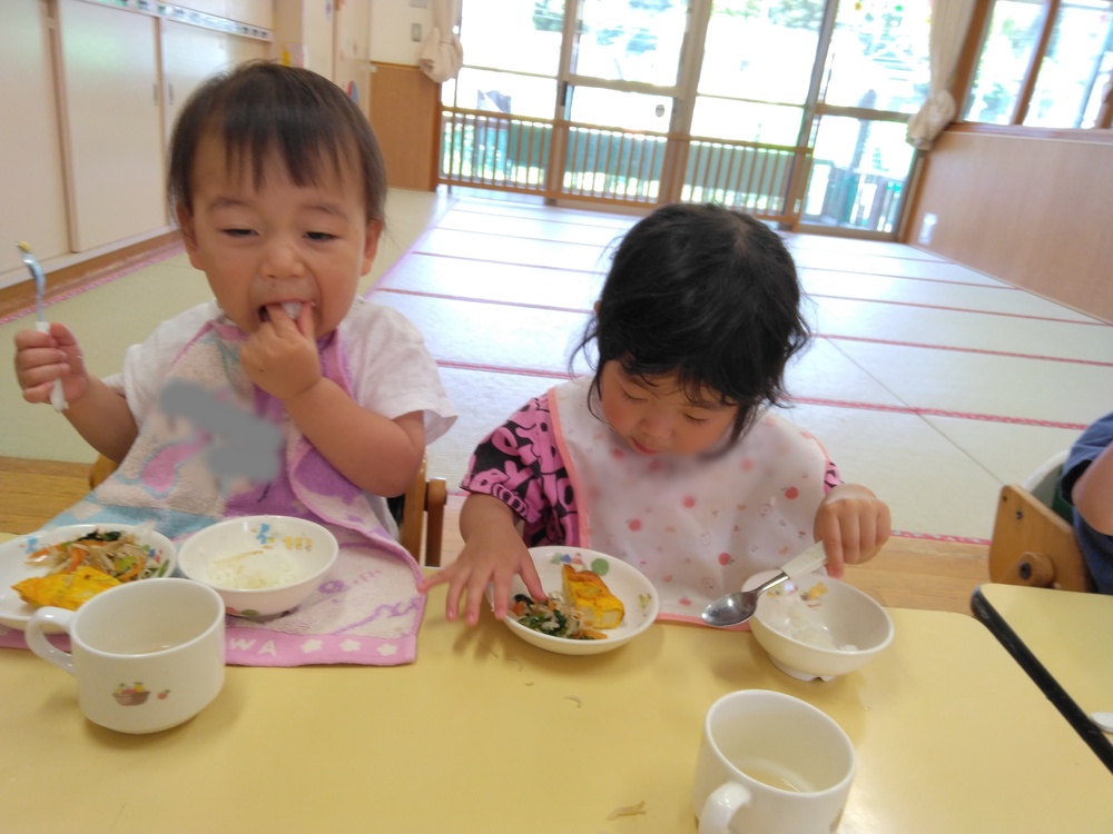 給食を食べる子ども (1)