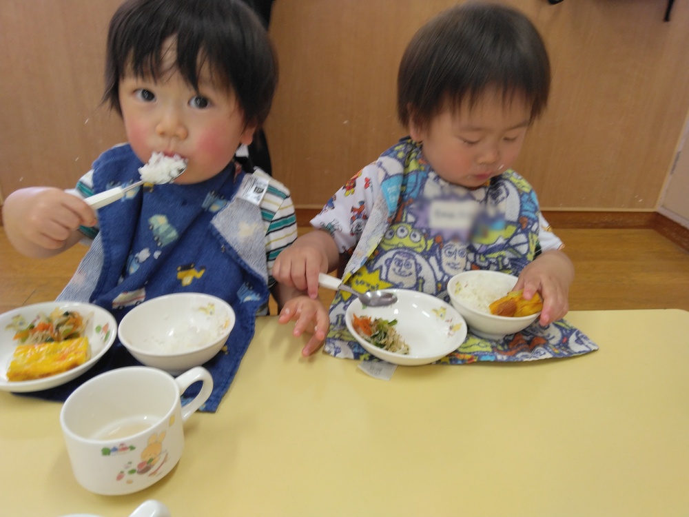 給食を食べる子ども (2)