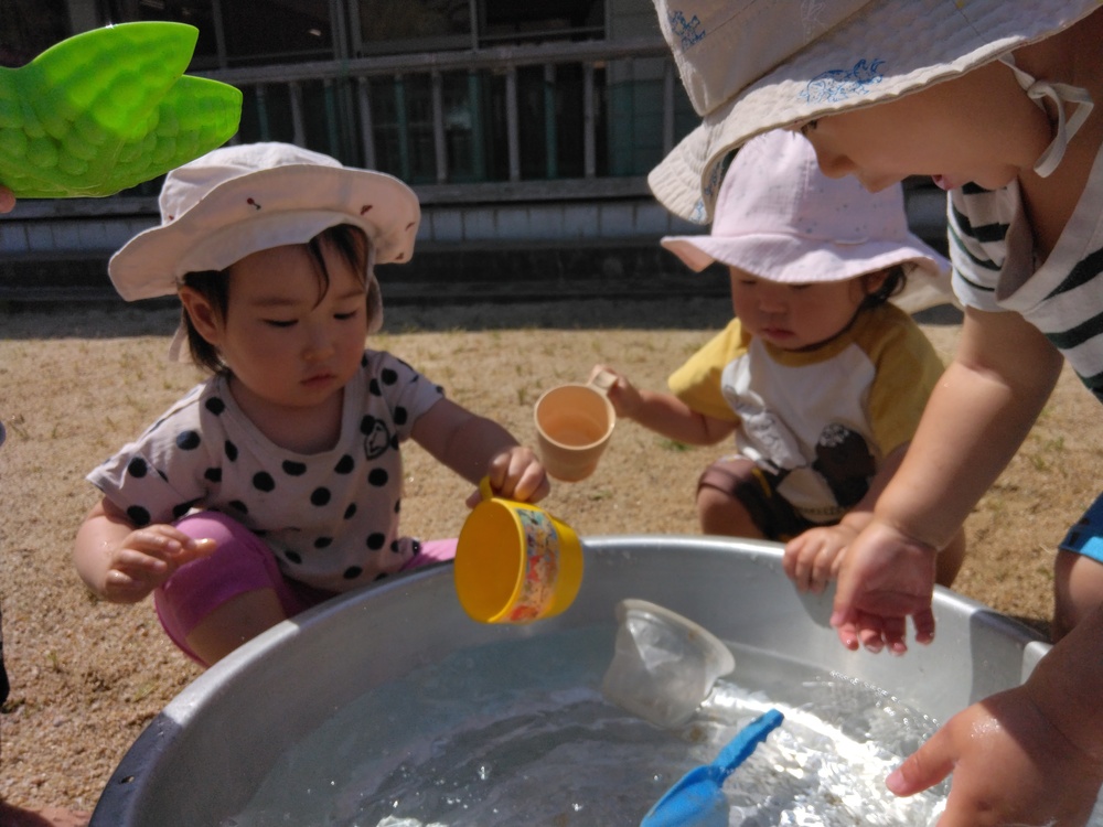 泥んこ遊びをする子ども (2)