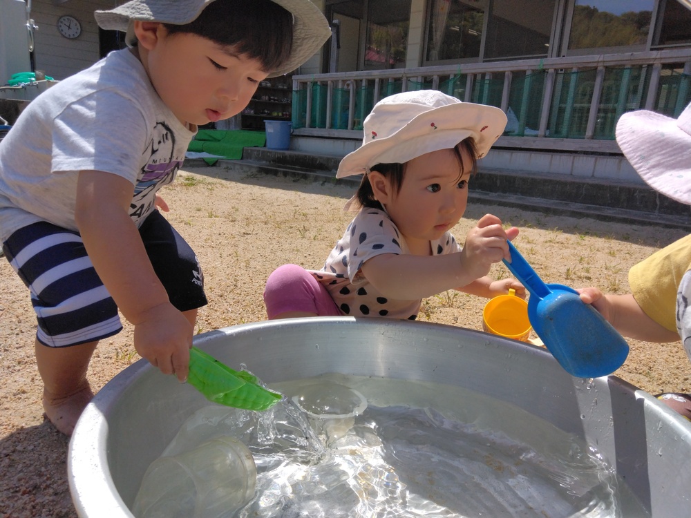 泥んこ遊びをする子ども (3)
