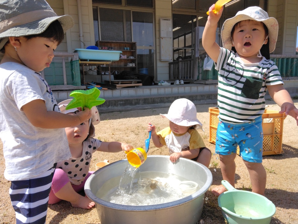 泥んこ遊びをする子ども (1)