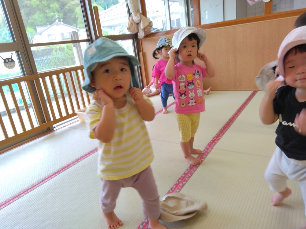 帽子をかぶっている様子 (1)