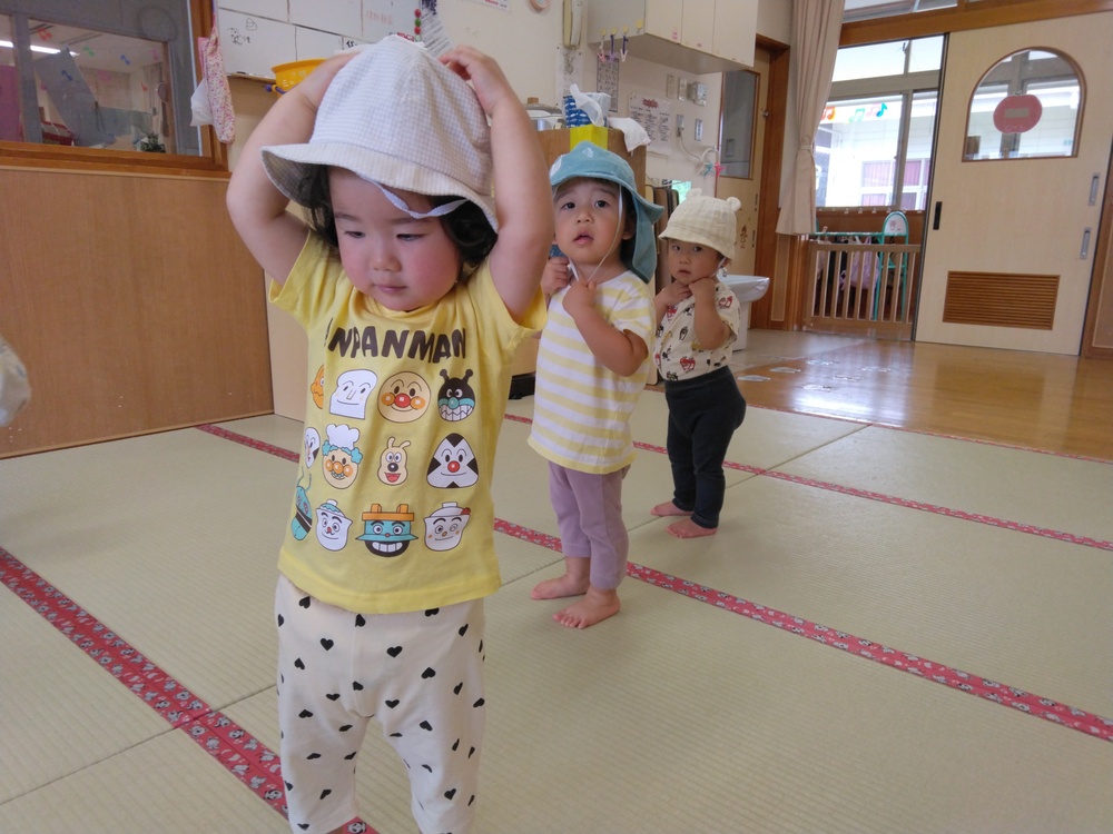 帽子をかぶっている様子 (2)
