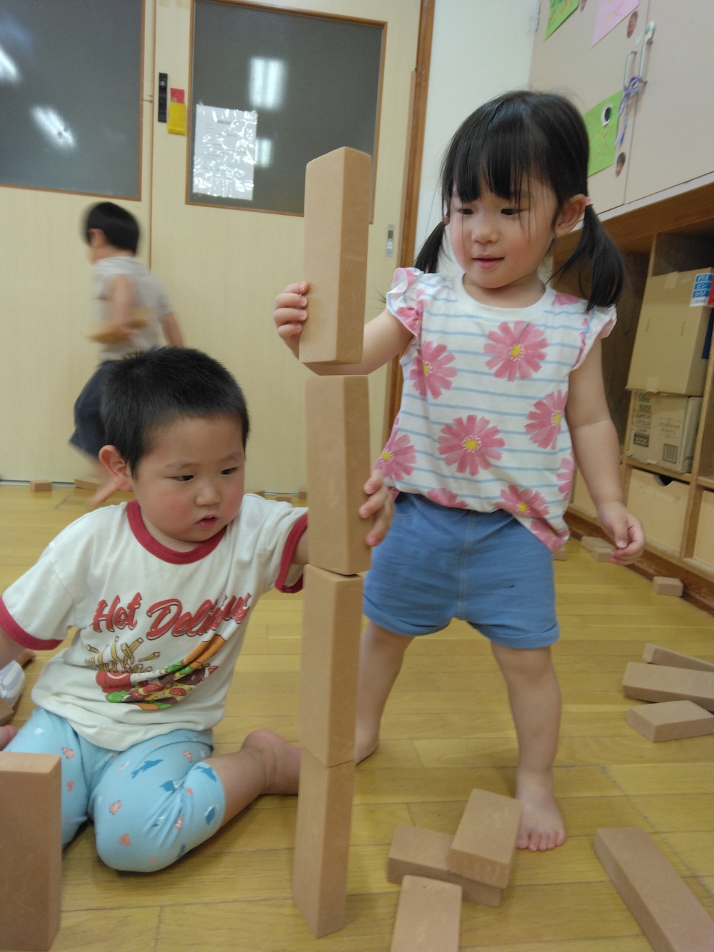 積み木で遊んでいる