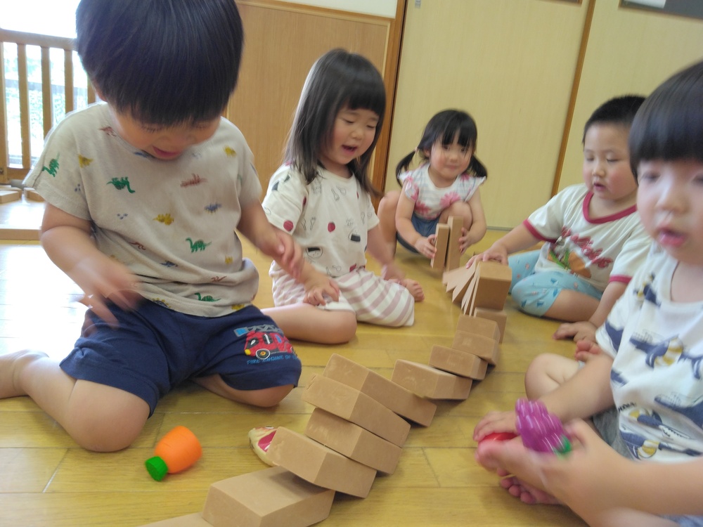 積み木で遊んでいる